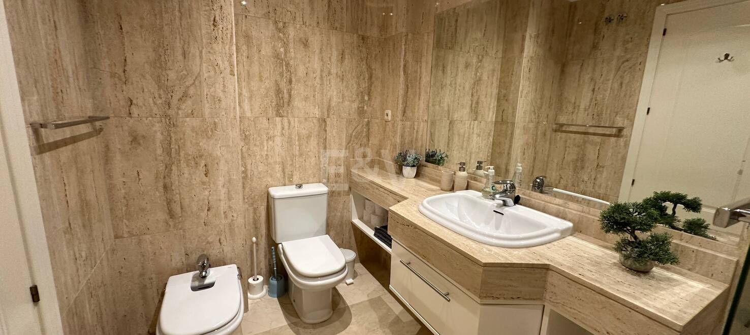 Lägenhet i Elviria med öppen utsikt och gated community tillgänglig för kortfristiga hyror från 800€ / vecka.
