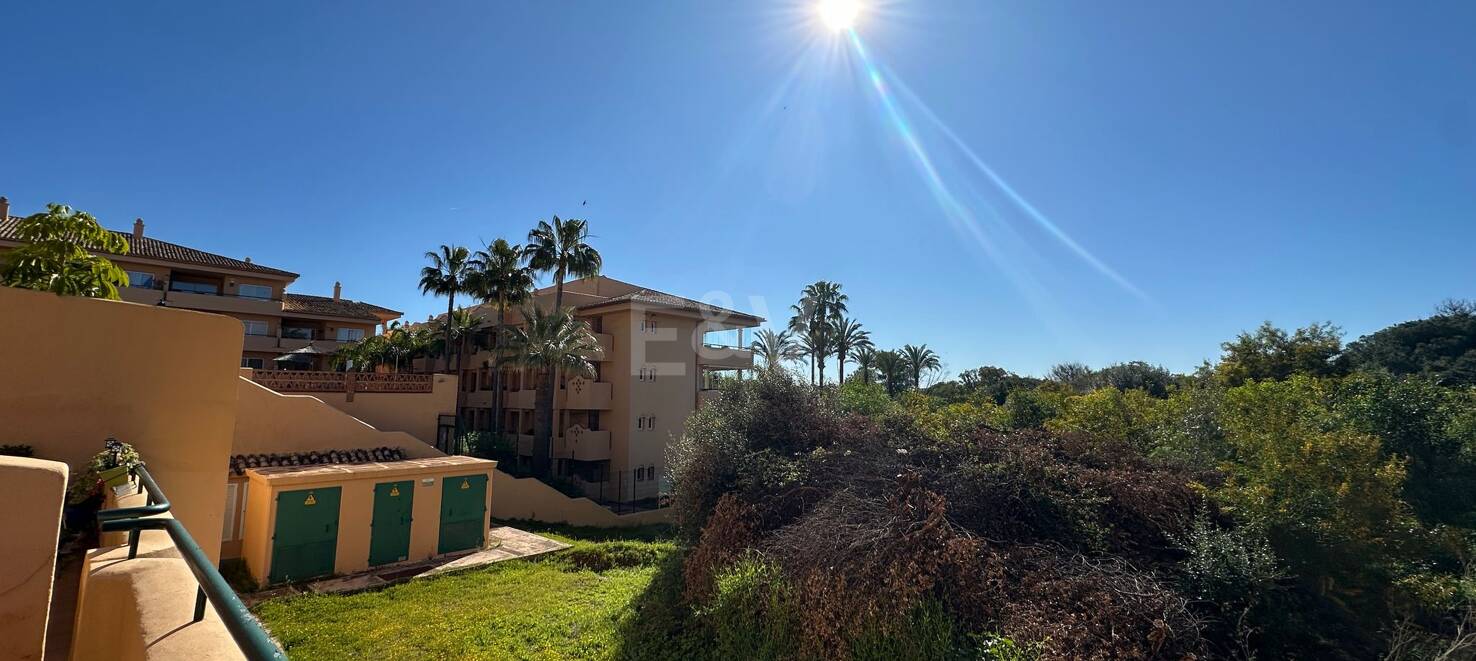 Lägenhet i Elviria med öppen utsikt och gated community tillgänglig för kortfristiga hyror från 800€ / vecka.