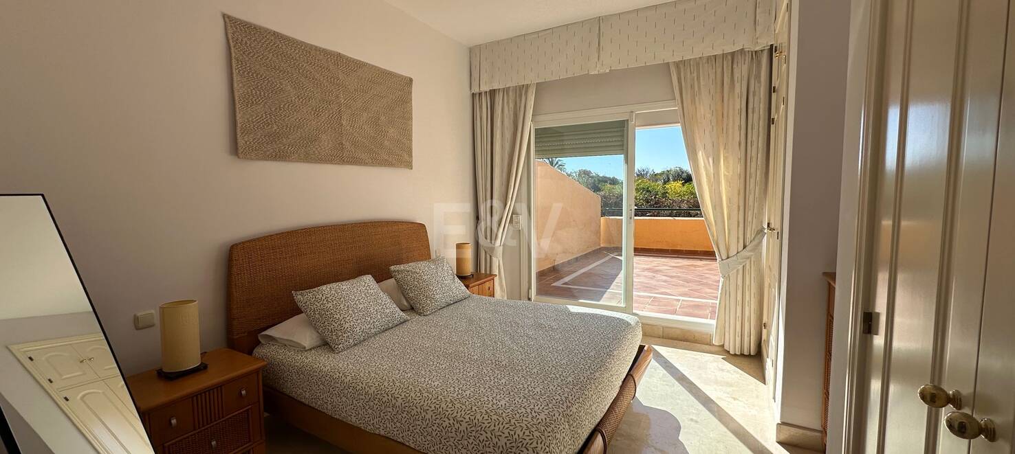 Lägenhet i Elviria med öppen utsikt och gated community tillgänglig för kortfristiga hyror från 800€ / vecka.