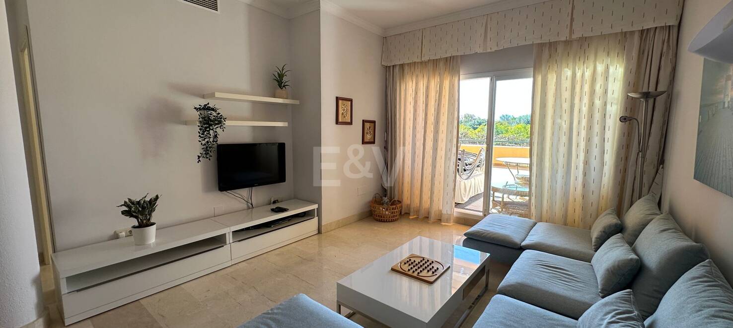 Lägenhet i Elviria med öppen utsikt och gated community tillgänglig för kortfristiga hyror från 800€ / vecka.