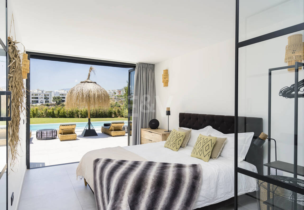 Luxurious villa in Puerto del Capitán, Los Arqueros with mountain views