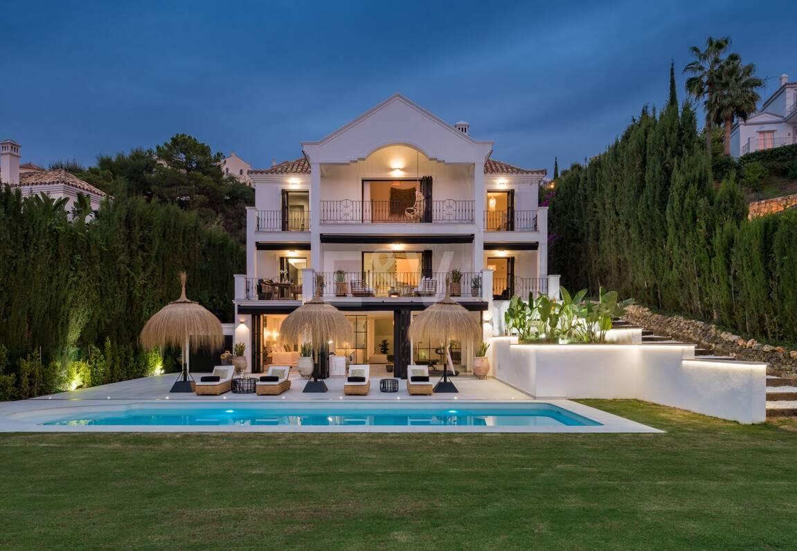 Luxurious villa in Puerto del Capitán, Los Arqueros with mountain views