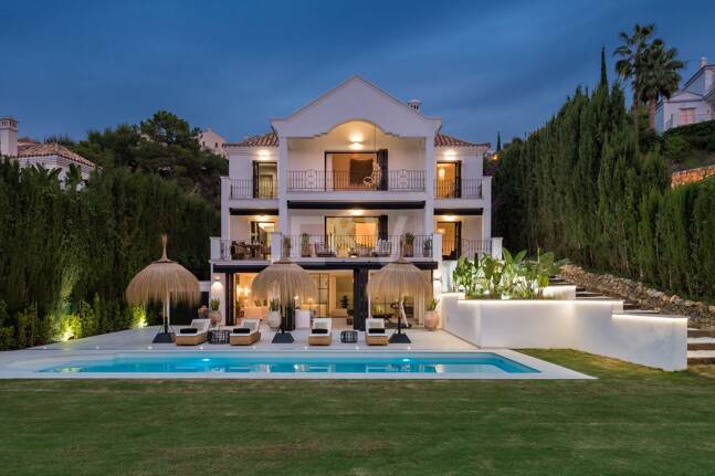 Luxurious villa in Puerto del Capitán, Los Arqueros with mountain views