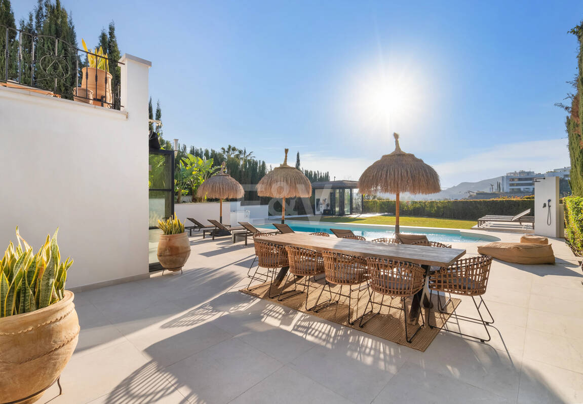 Luxurious villa in Puerto del Capitán, Los Arqueros with mountain views