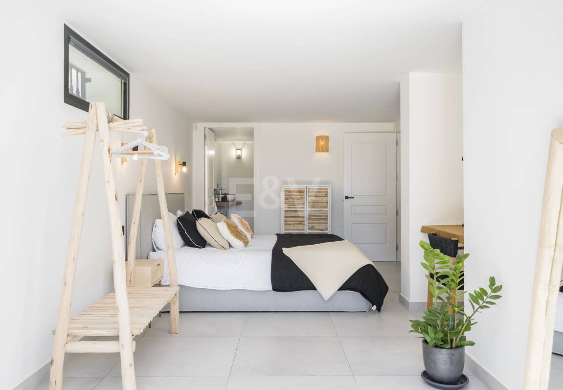 Luxurious villa in Puerto del Capitán, Los Arqueros with mountain views