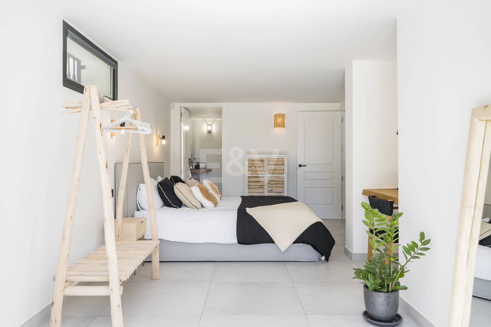 Luxurious villa in Puerto del Capitán, Los Arqueros with mountain views