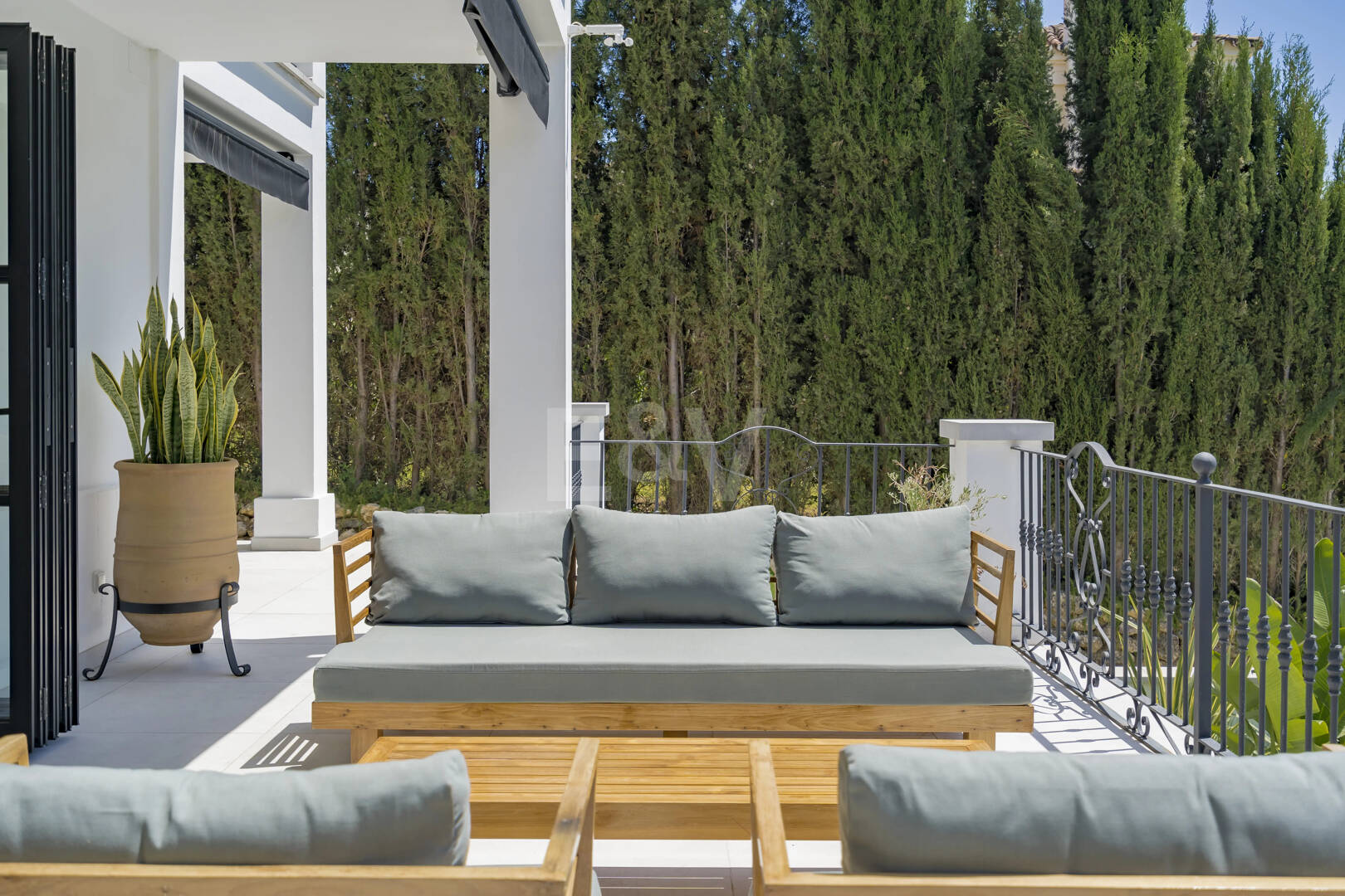 Luxurious villa in Puerto del Capitán, Los Arqueros with mountain views