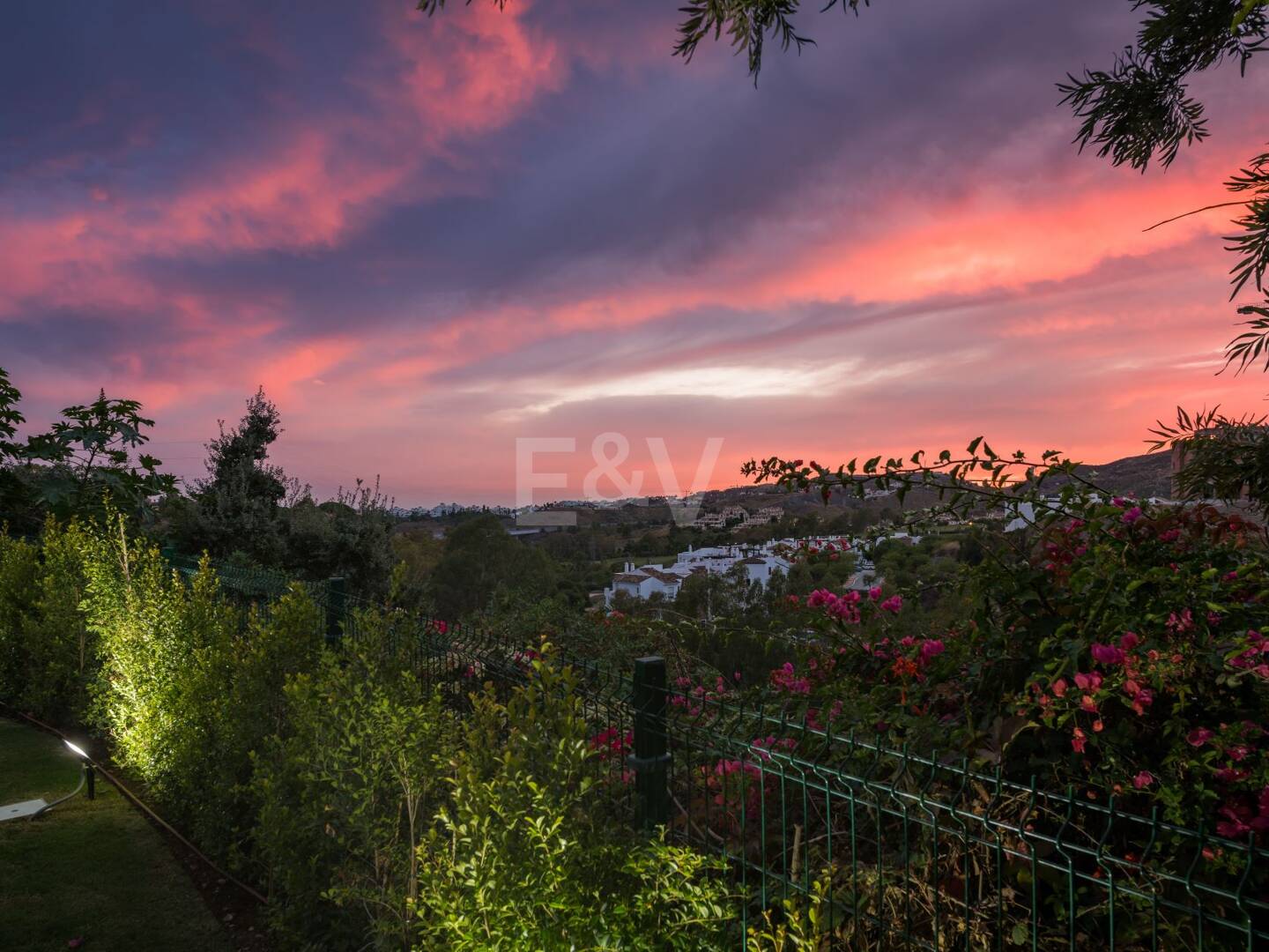Luxuriöse Villa in Puerto del Capitán, Los Arqueros mit Bergblick