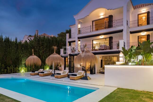 Luxurious villa in Puerto del Capitán, Los Arqueros with mountain views