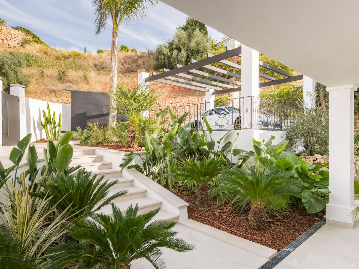 Luxurious villa in Puerto del Capitán, Los Arqueros with mountain views