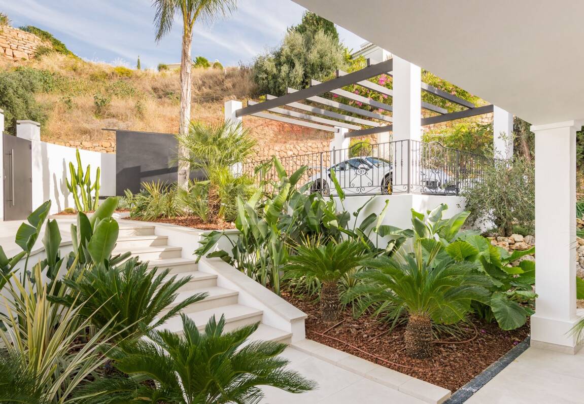 Luxurious villa in Puerto del Capitán, Los Arqueros with mountain views
