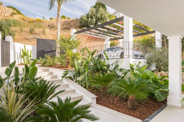 Luxurious villa in Puerto del Capitán, Los Arqueros with mountain views