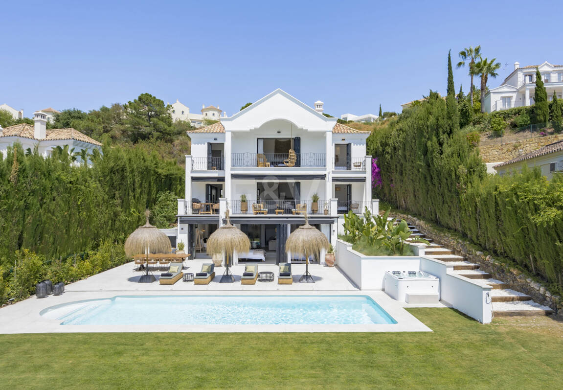 Luxurious villa in Puerto del Capitán, Los Arqueros with mountain views