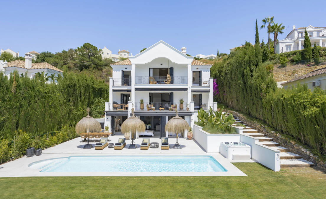 Luxurious villa in Puerto del Capitán, Los Arqueros with mountain views