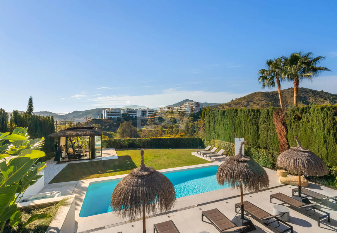 Luxurious villa in Puerto del Capitán, Los Arqueros with mountain views
