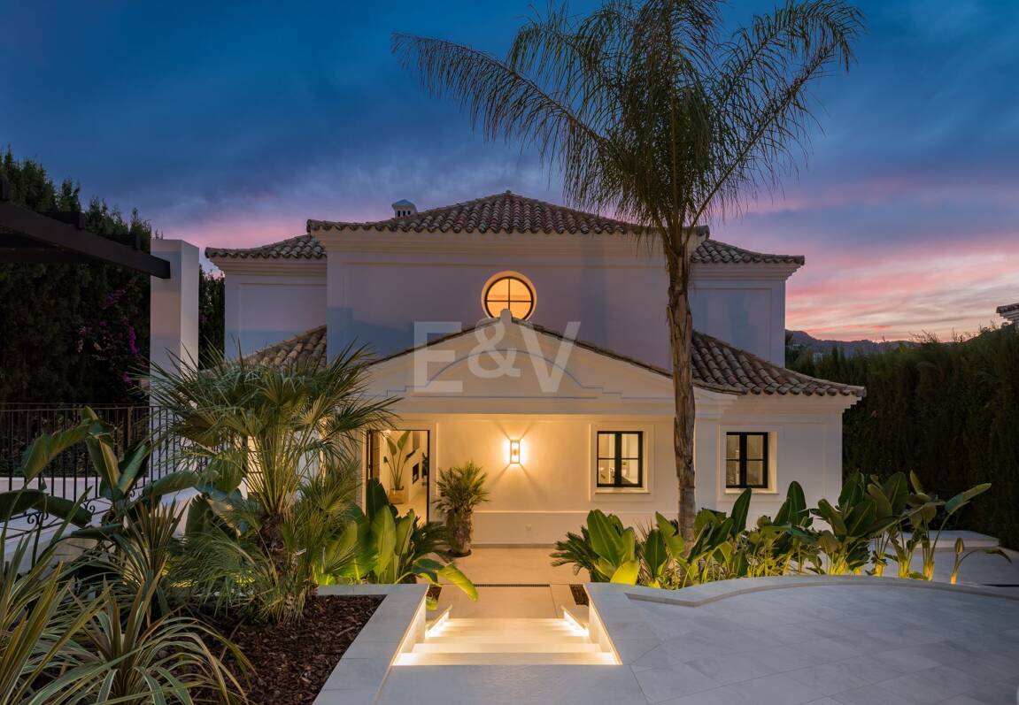 Luxurious villa in Puerto del Capitán, Los Arqueros with mountain views