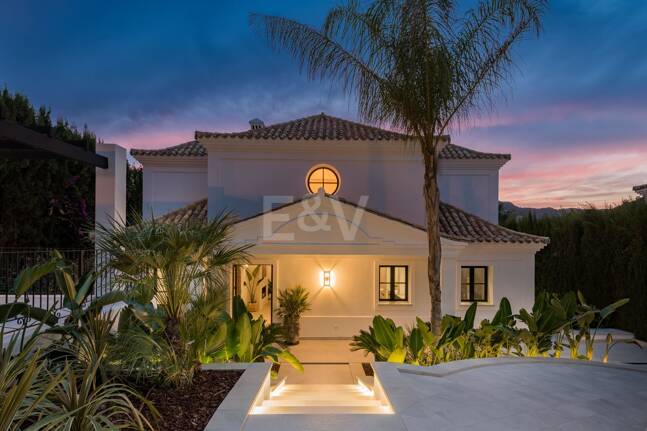 Luxurious villa in Puerto del Capitán, Los Arqueros with mountain views