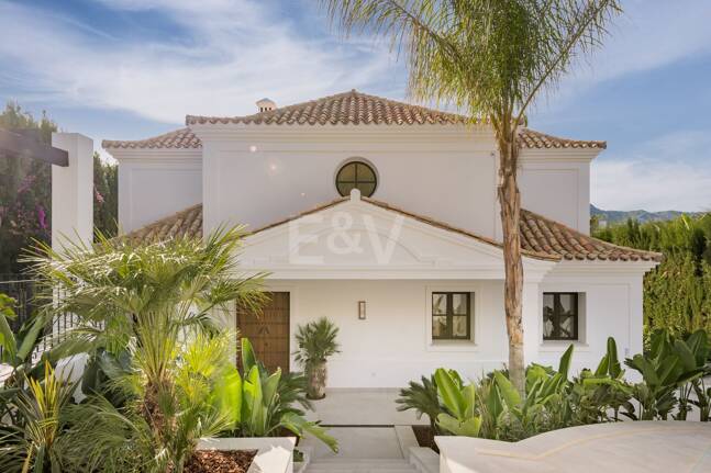 Luxurious villa in Puerto del Capitán, Los Arqueros with mountain views