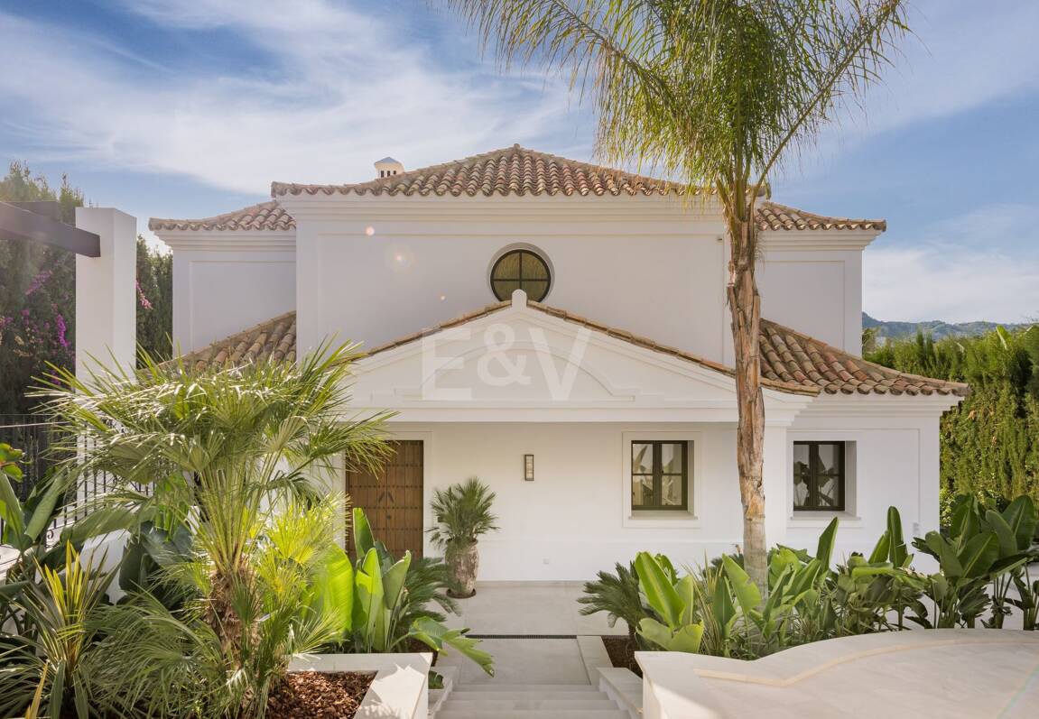 Luxurious villa in Puerto del Capitán, Los Arqueros with mountain views