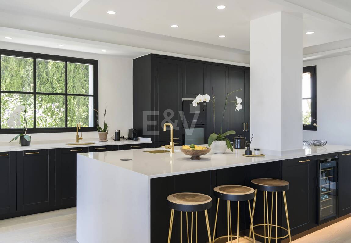 Luxurious villa in Puerto del Capitán, Los Arqueros with mountain views