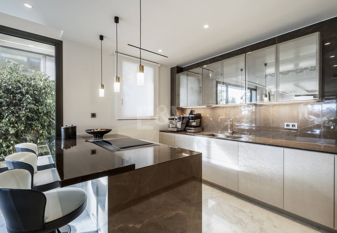 Ein Meisterwerk an Fendi-Designerluxus in Marbellas prestigeträchtiger Goldenen Meile