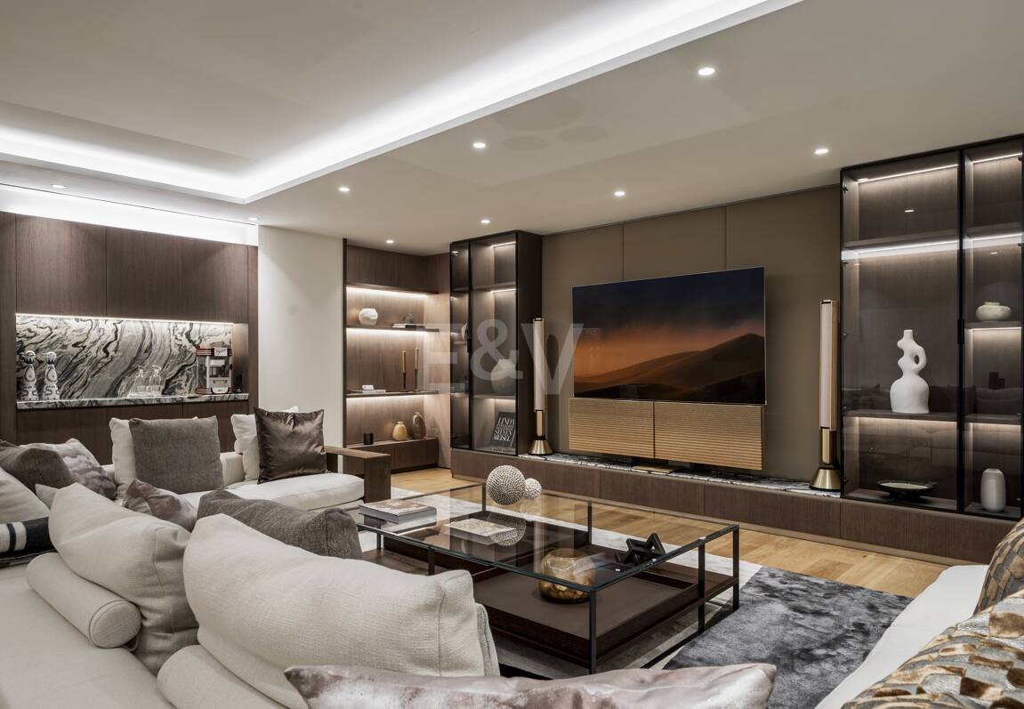 Ein Meisterwerk an Fendi-Designerluxus in Marbellas prestigeträchtiger Goldenen Meile