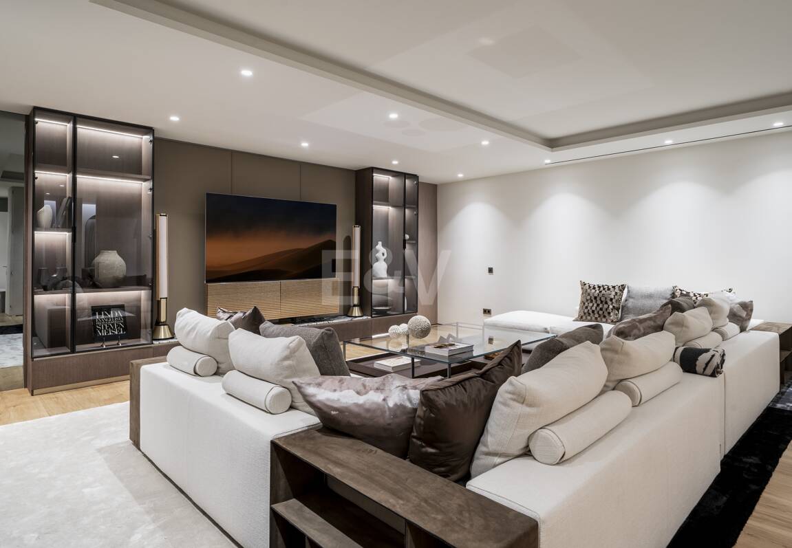 Ein Meisterwerk an Fendi-Designerluxus in Marbellas prestigeträchtiger Goldenen Meile