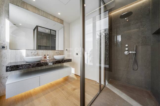 Ein Meisterwerk an Fendi-Designerluxus in Marbellas prestigeträchtiger Goldenen Meile