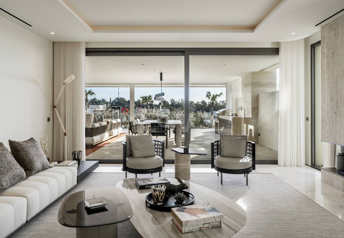 Ein Meisterwerk an Fendi-Designerluxus in Marbellas prestigeträchtiger Goldenen Meile