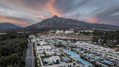 Ein Meisterwerk an Fendi-Designerluxus in Marbellas prestigeträchtiger Goldenen Meile