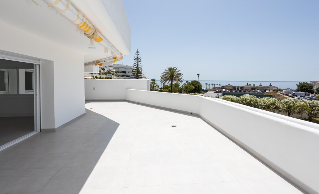 Elegant Beachfront Apartment in Prestigious Guadalmina Baja