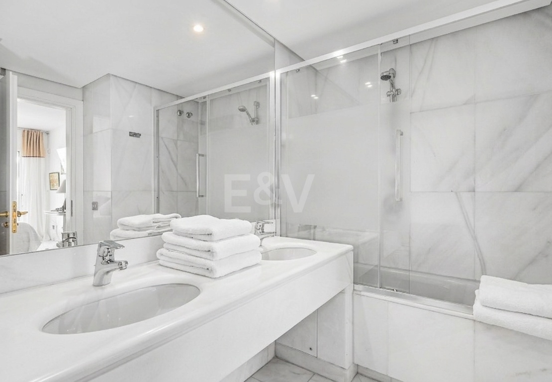 Apartamento Frente al Mar con Impresionantes Vistas al Mar en Puerto Banús