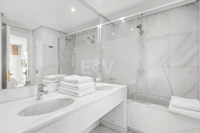 Apartamento Frente al Mar con Impresionantes Vistas al Mar en Puerto Banús