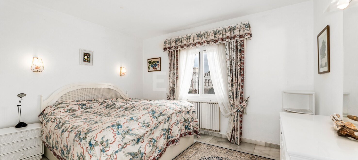 Charming Villa Second Line with Sea Views in Costabella
