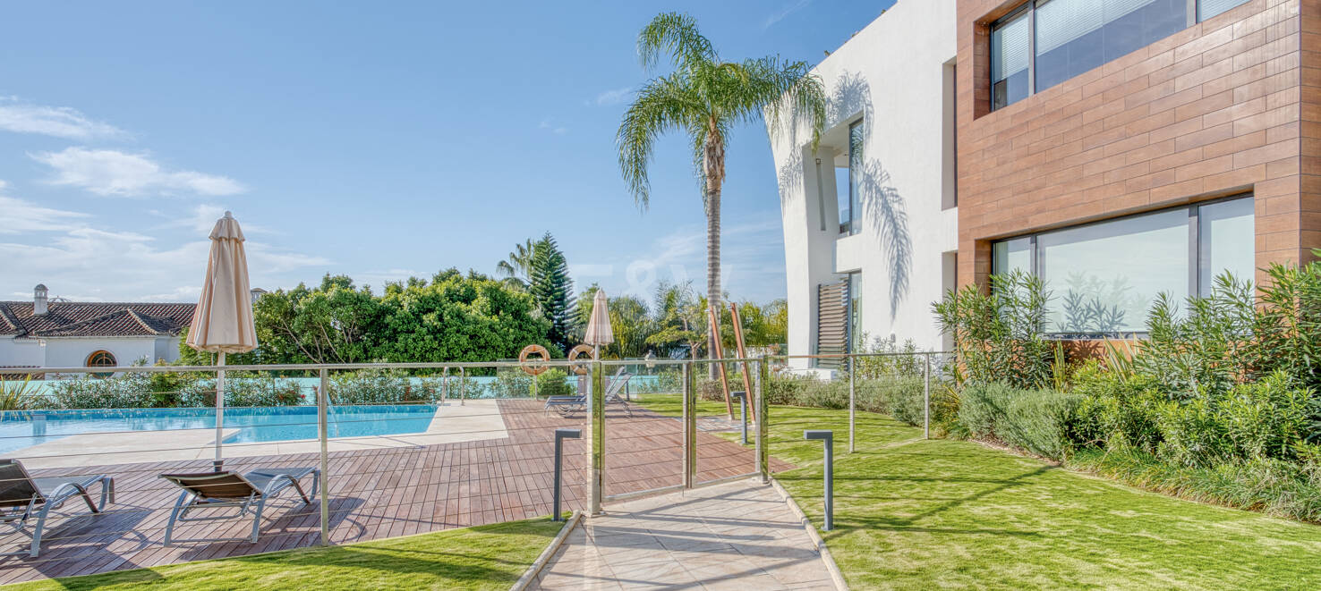 Exquisite Duplex Apartment with Breathtaking Sea Views