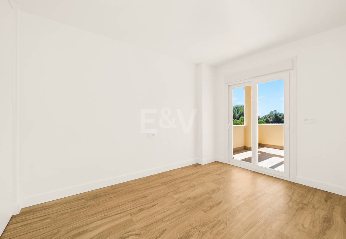 Modernized Corner Townhouse with Sea Views in Nagüeles