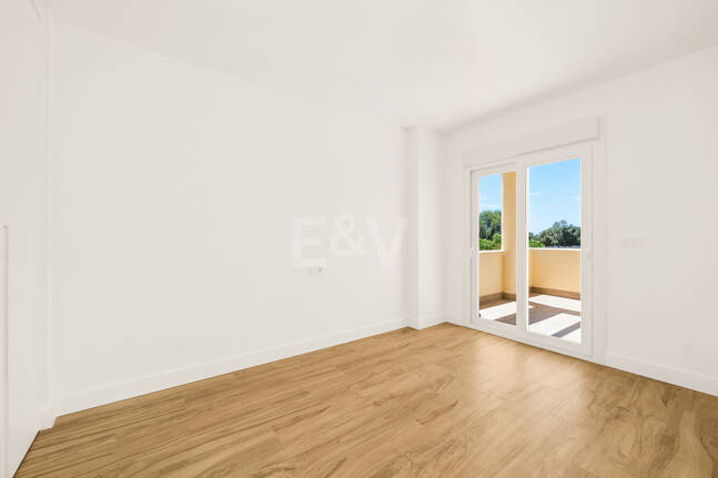 Modernized Corner Townhouse with Sea Views in Nagüeles