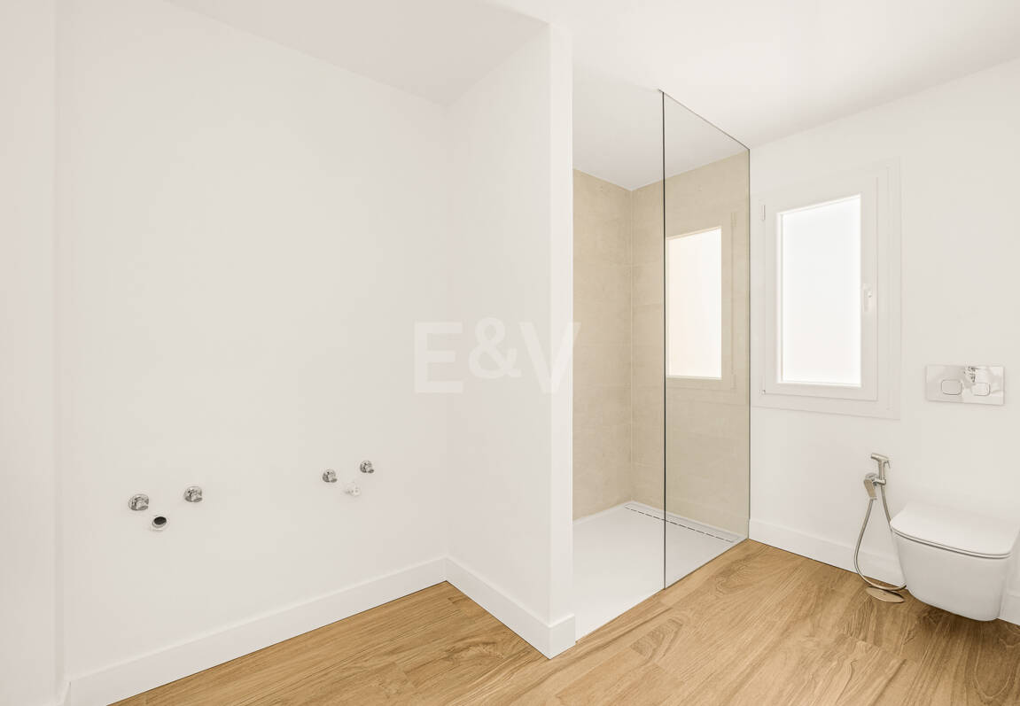 Modernized Corner Townhouse with Sea Views in Nagüeles