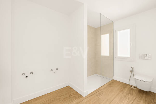 Modernized Corner Townhouse with Sea Views in Nagüeles