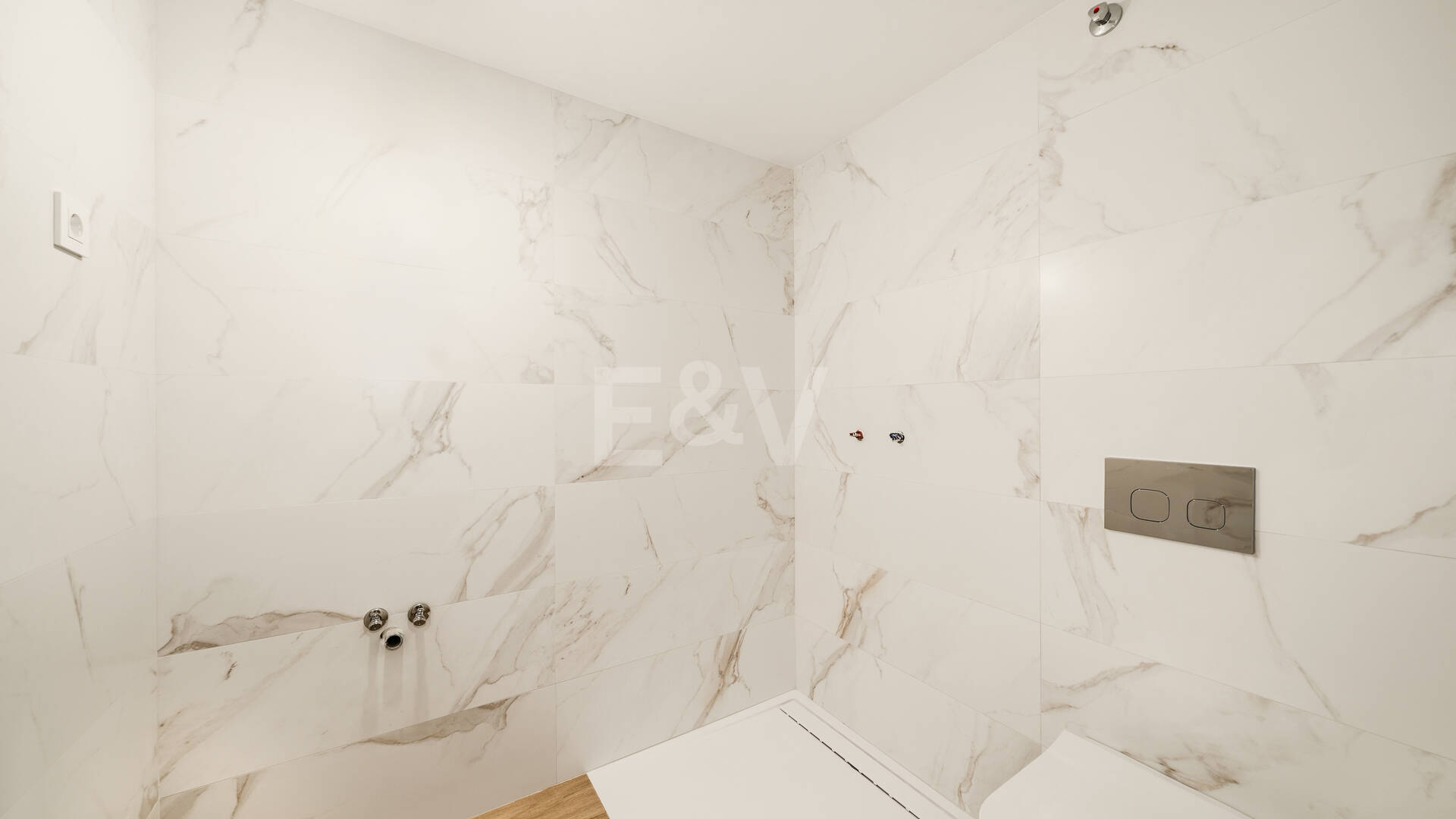 Modernized Corner Townhouse with Sea Views in Nagüeles
