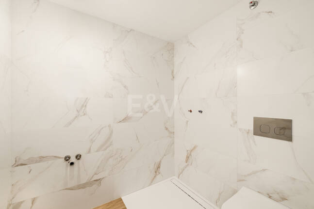 Modernized Corner Townhouse with Sea Views in Nagüeles