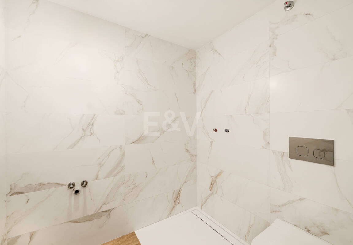 Modernized Corner Townhouse with Sea Views in Nagüeles