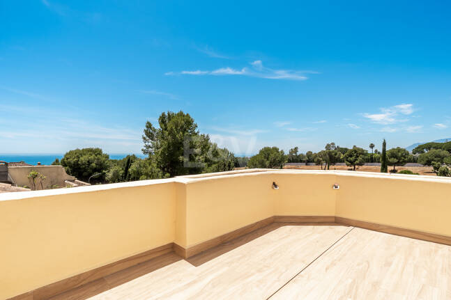 Modernized Corner Townhouse with Sea Views in Nagüeles