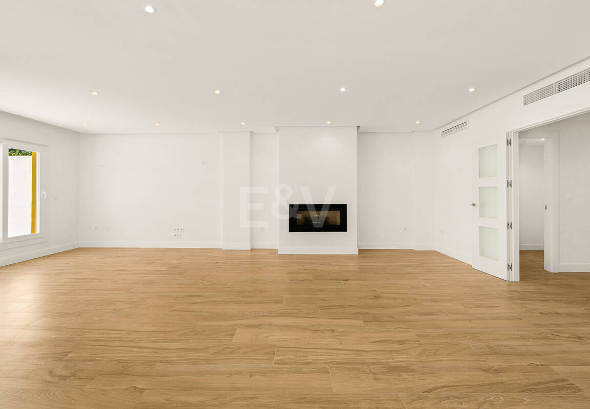 Modernized Corner Townhouse with Sea Views in Nagüeles