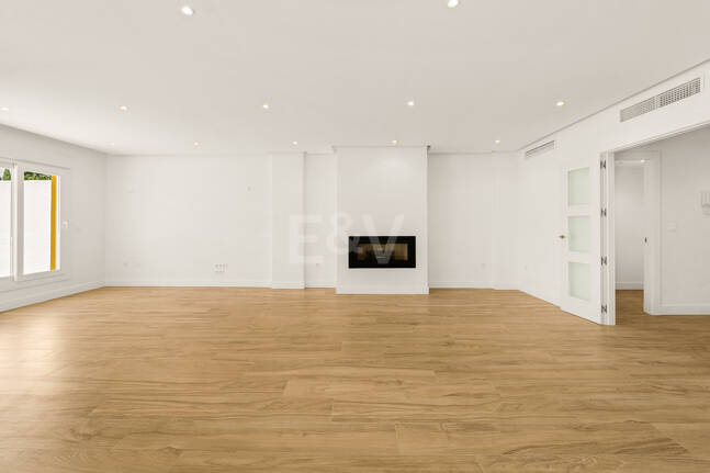 Modernized Corner Townhouse with Sea Views in Nagüeles