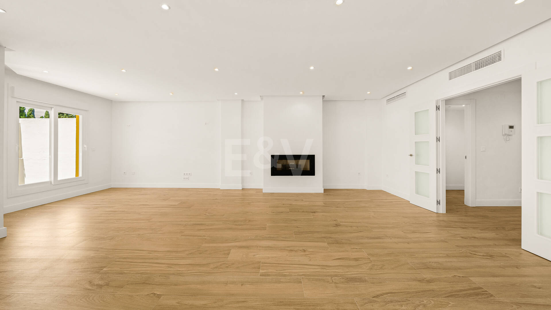 Modernized Corner Townhouse with Sea Views in Nagüeles