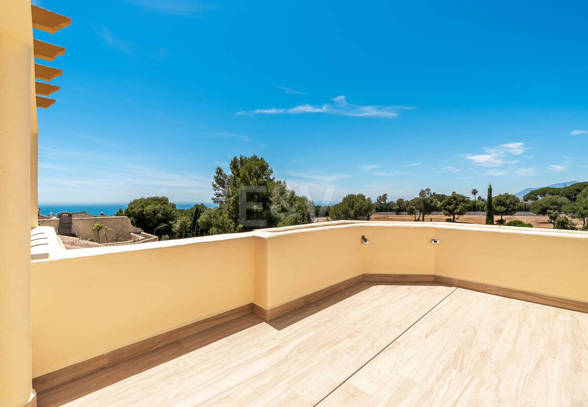 Modernized Corner Townhouse with Sea Views in Nagüeles