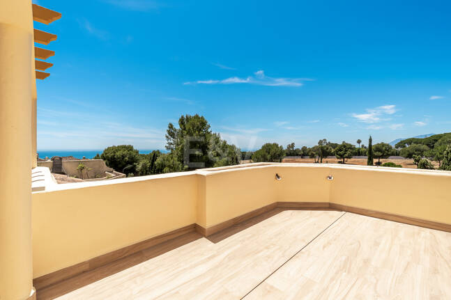 Modernized Corner Townhouse with Sea Views in Nagüeles