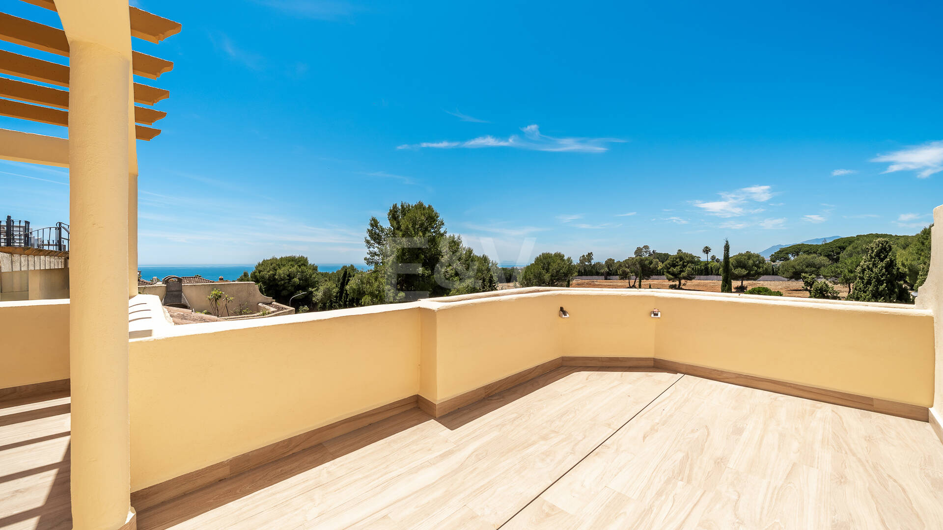 Modernized Corner Townhouse with Sea Views in Nagüeles
