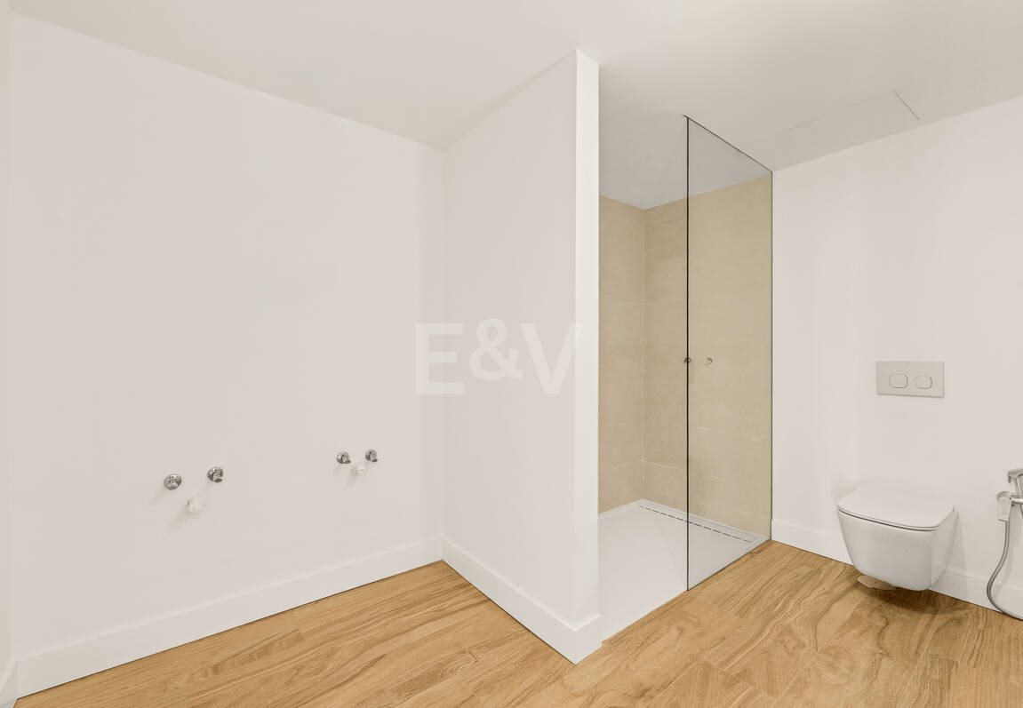 Modernized Corner Townhouse with Sea Views in Nagüeles